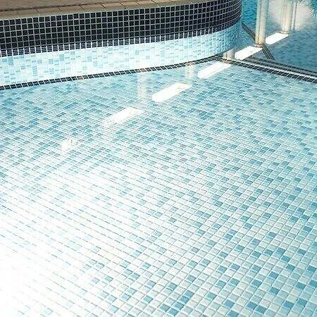 Red Lea With Pool And דירה